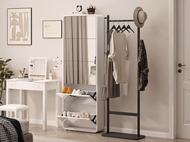 Scarpiera bianca con 5 cassetti a ribalta, specchio integrato e design curvo, altezza 176 cm