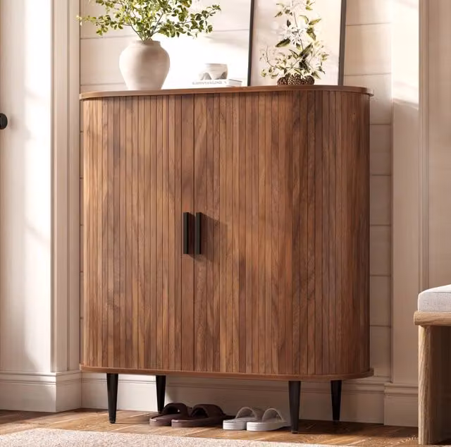 Credenza contenitore 85x43x90 cm con ante a serranda; ripiani regolabili e 4 ganci; naturale