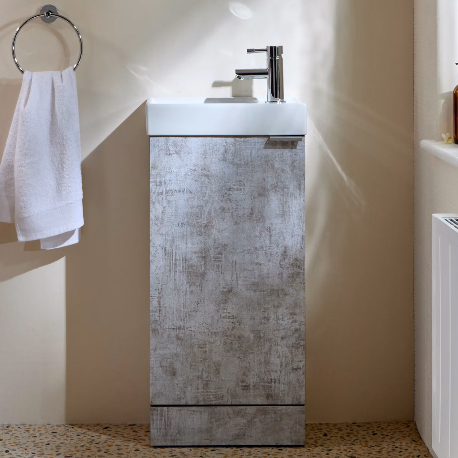 Mobile Bagno a Terra Grigio Cemento da 400mm con Lavabo e Maniglia con Impugnatura a Dito Cromata - Cluo