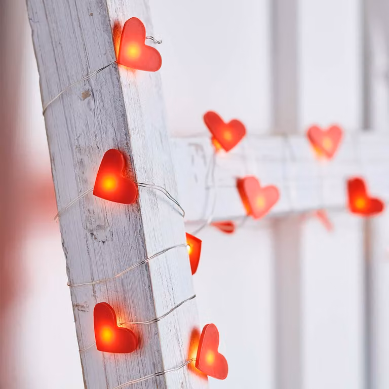 Catena luminosa a forma di cuore con 20 LED, filo sottile, alimentata a batteria, con timer, ideale per decorazioni di compleanni, San Valentino, matrimoni, camere da letto per adolescenti. Colore: rosso