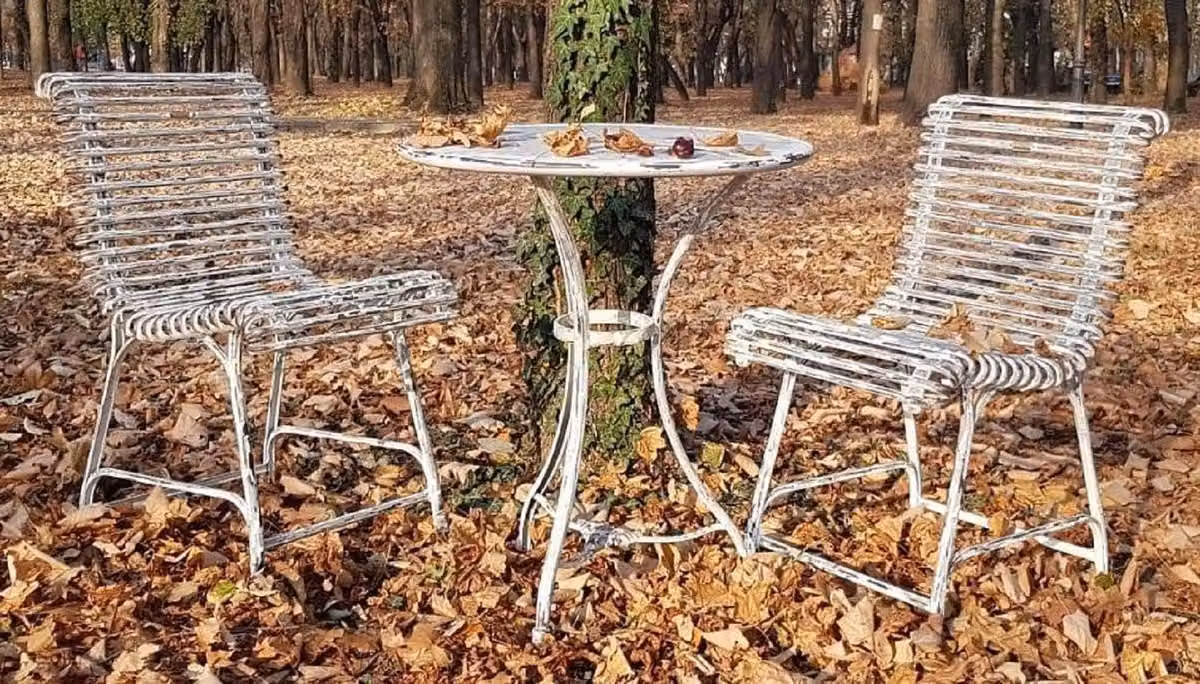 Casa Padrino Set di mobili da giardino in ferro battuto bianco antico - 1 tavolo rotondo in stile liberty e 2 sedie in stile liberty - Gastronomia e arredamento da giardino barocco e liberty