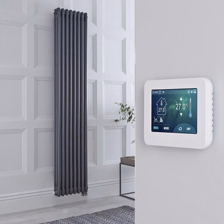 Radiatore Elettrico Verticale Triplo Tradizionale HudsonReed, Colore Antracite, H: 180 cm, L: 38 cm, Potenza 1500W con Termostato Wifi Touchscreen e Controllo App