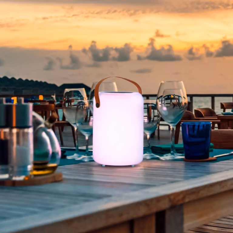 FH Lighting Orno lampada tavolo LED solare, bianco caldo e RGB Orno, dimmerabile, Bianco / Opale, Plastica, Moderno, Lampade solari