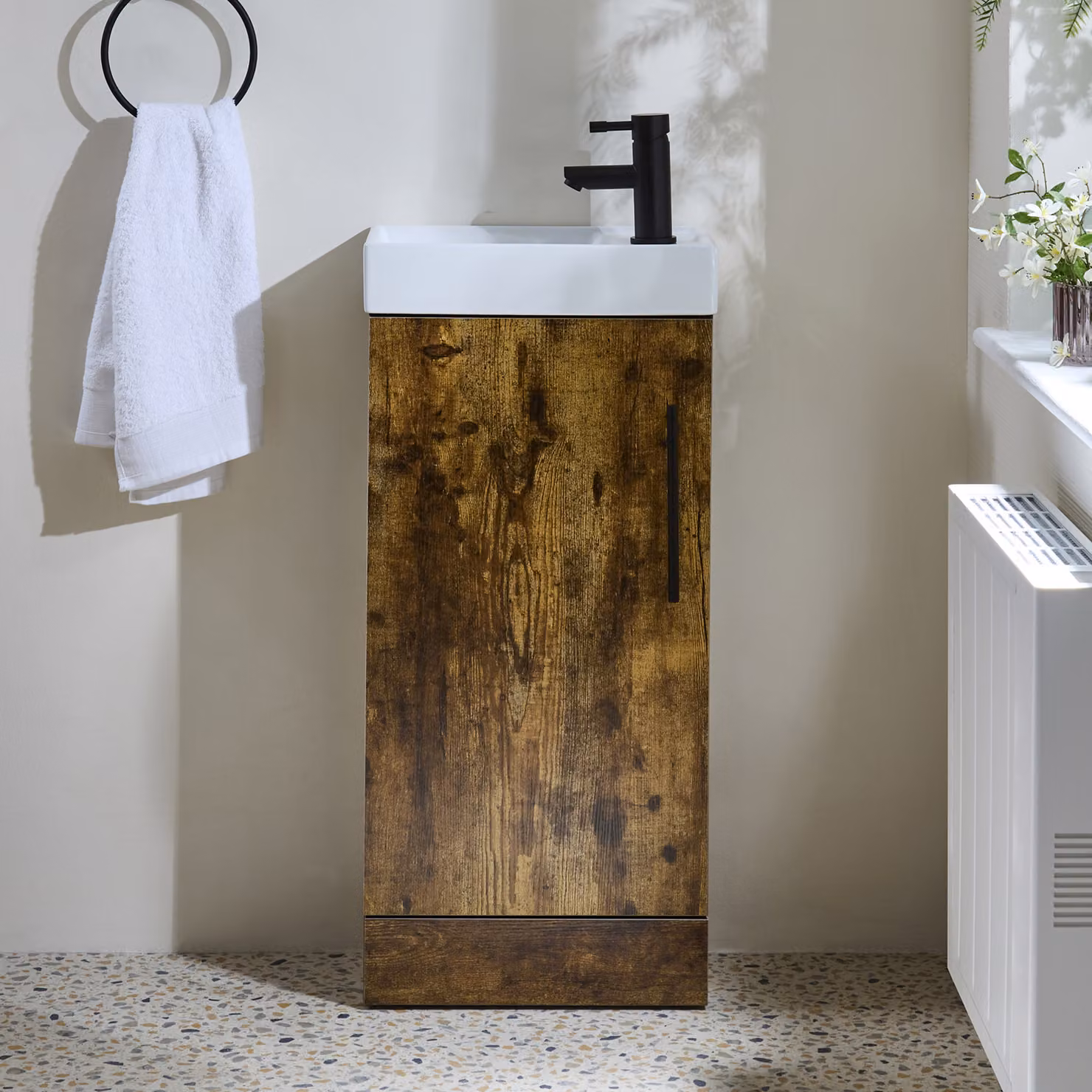 Mobile Bagno a Terra Rovere Scuro da 400mm con Lavabo e Maniglia con Barra a T Nera - Cluo