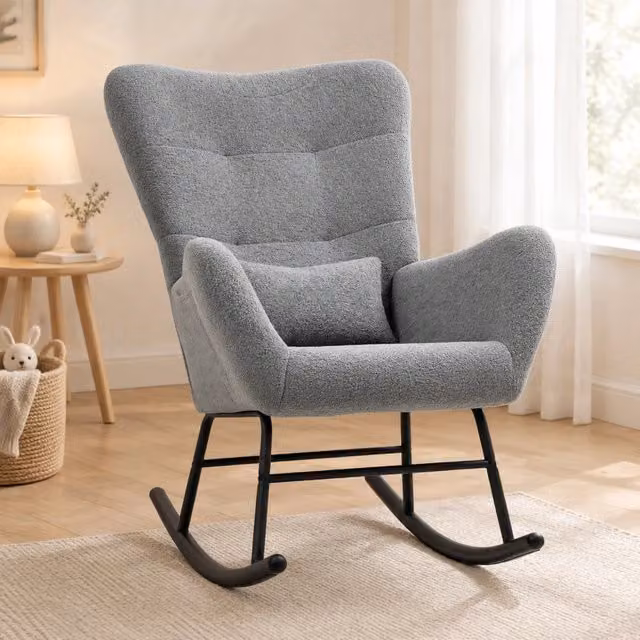 Poltrona a dondolo in tessuto Teddy grigio con braccioli, cuscino lombare e tasca laterale, 67x95x100 cm