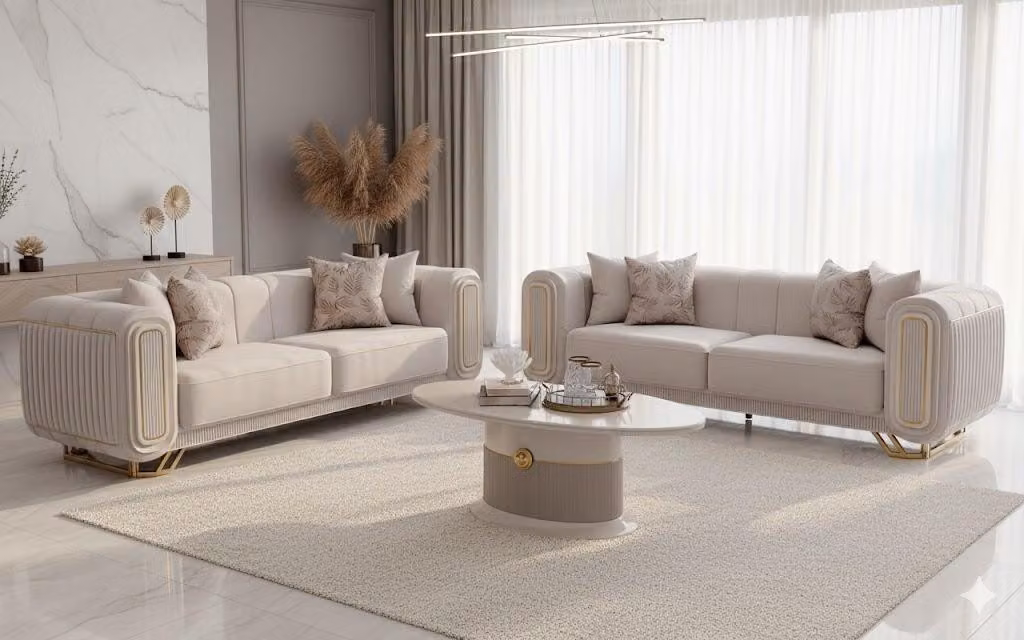 Elegante set di divani color crema e oro, composto da 2 divani e un tavolino da caffè