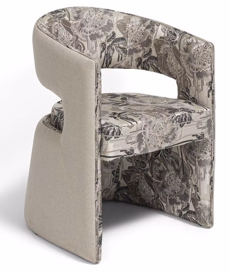 Sedia dal design moderno, grigia, rivestita in tessuto con motivo floreale, caratterizzata da un'estetica accattivante e un elevato livello di comfort