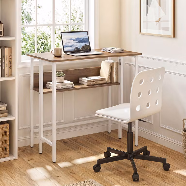 Scrivania da computer pieghevole Costway con ripiano e poggiapiedi in legno e metallo, postazione di lavoro salvaspazio moderna per ufficio o studio, colore marrone