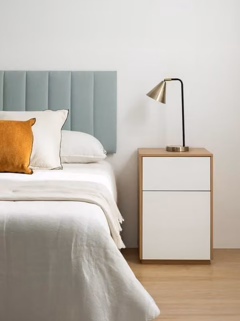 Comodino Unite Kenay Home con 2 cassetti, finitura impiallacciata bianco e rovere