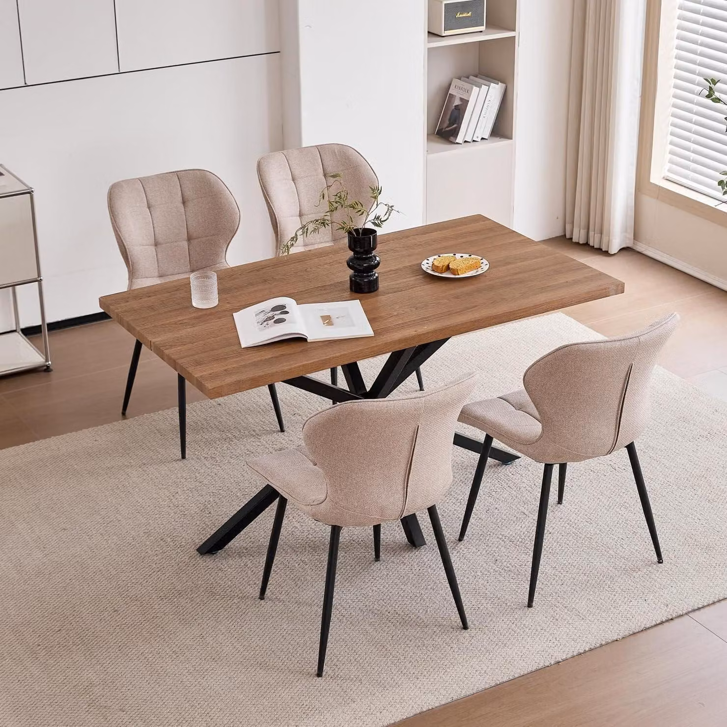 Set da pranzo: 1 tavolo, 4 sedie, legno scuro, rivestimento in lino color kaki, dimensioni 140x80 cm