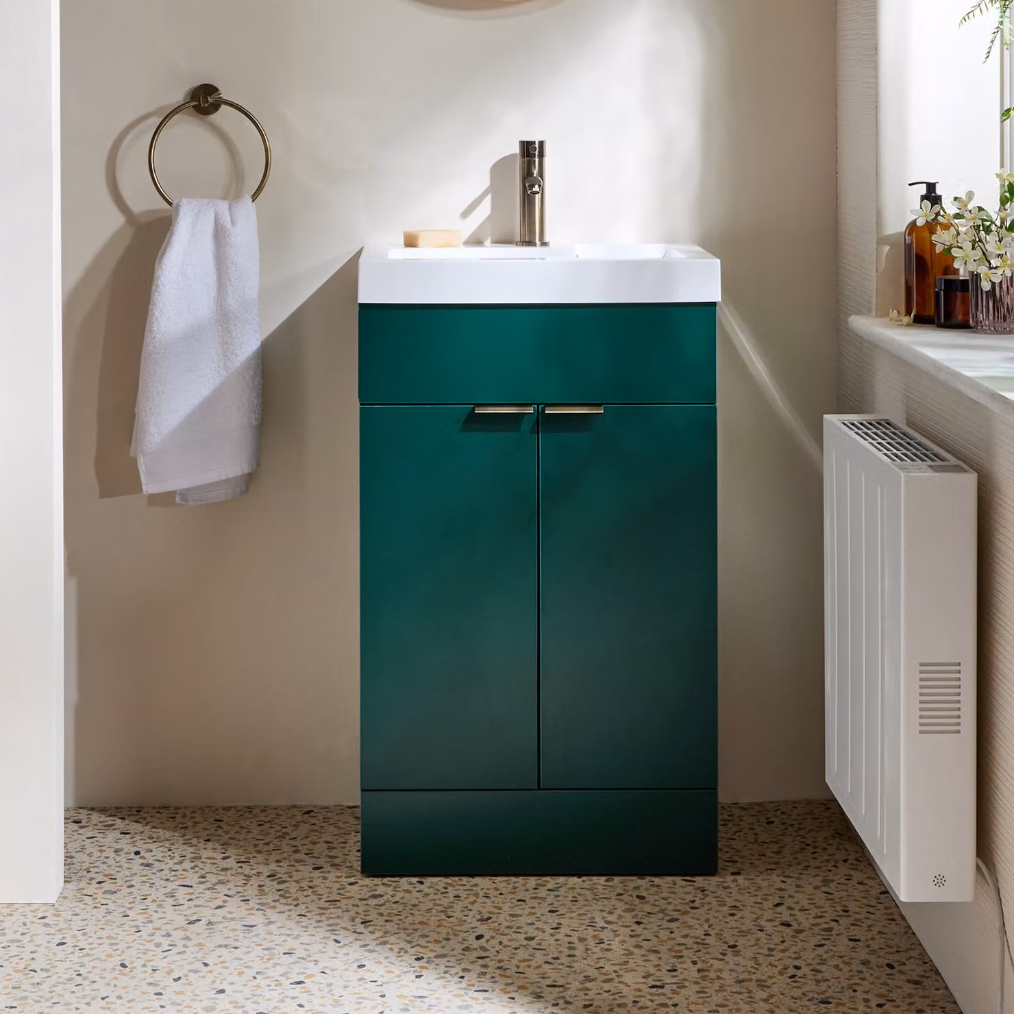 Mobile Bagno a Terra Verde Scuro da 500mm con Lavabo e Maniglie con Impugnatura a Dito in Ottone Spazzolato - Cluo