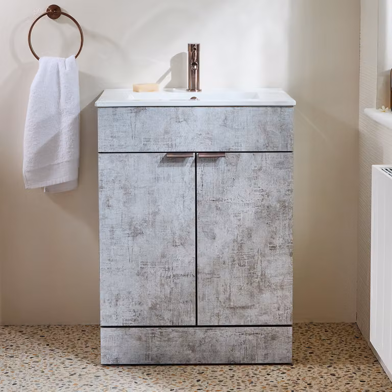 Mobile Bagno a Terra Grigio Cemento da 610mm con Lavabo e Maniglie con Impugnatura a Dito in Rame - Cluo