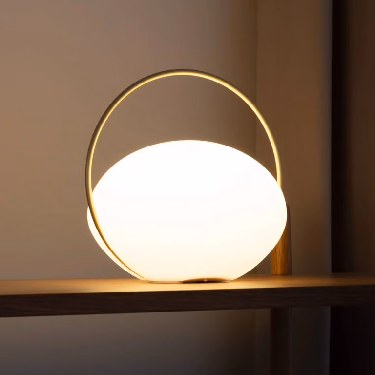 UMAGE Lampada da tavolo LED ricaricabile Orbit, bianco/ottone, IP44, CCT dimmerabile, Bianco / Opale, Soggiorno / Sala da pranzo, Plastica, Design