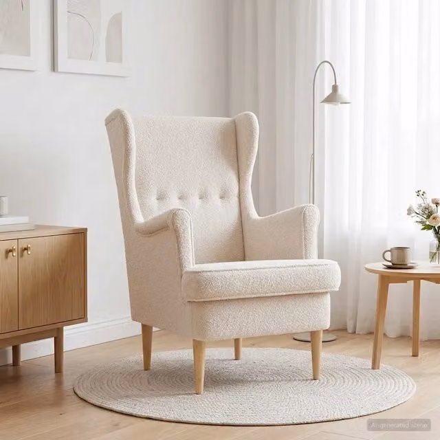 Poltrona moderna in tessuto bouclé color crema con braccioli e struttura in legno e metallo