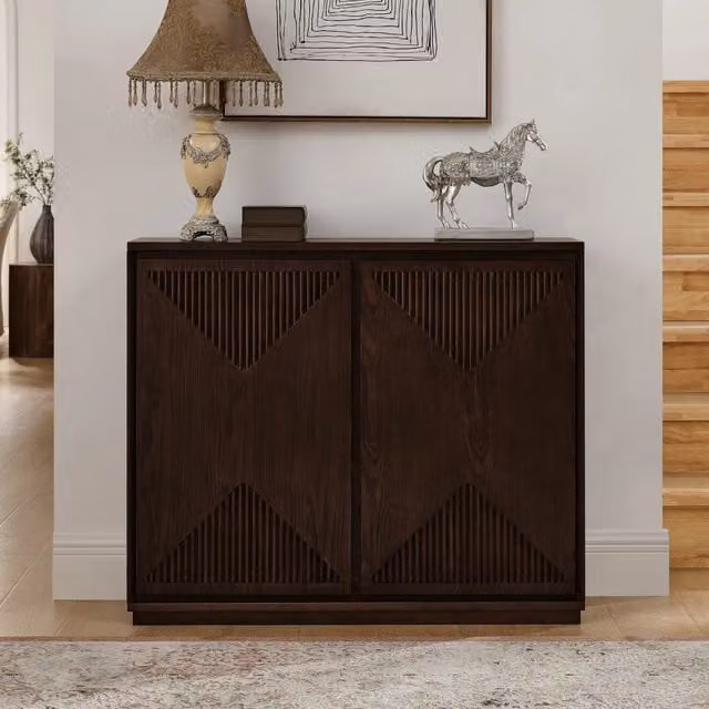 Credenza con ante scanalate a V in legno e MDF effetto noce scuro con passacavi per soggiorno e cucina