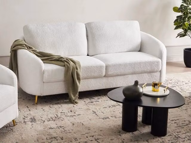 Divano 3 posti Beliani in tessuto bouclé bianco con piedi dorati per soggiorno stile glamour L: 203 cm, P: 86 cm, H: 88 cm – 1