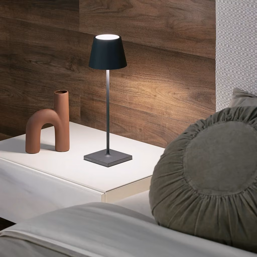 Lampada da tavolo LED Poldina Pro Zafferano Grigio scuro ricaricabile e dimmerabile con tecnologia touch e protezione IP54 – 2