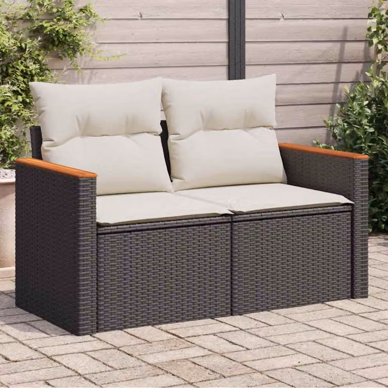 vidaXL Divano da giardino a 2 posti in polyrattan con cuscini bianchi e neri e struttura in legno di acacia