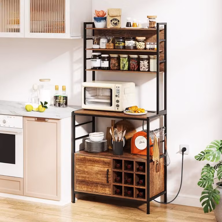 Costway Scaffale da cucina e mobile bar con presa elettrica, ganci a S e portabottiglie, Marrone Rustico, Altezza: 170 cm