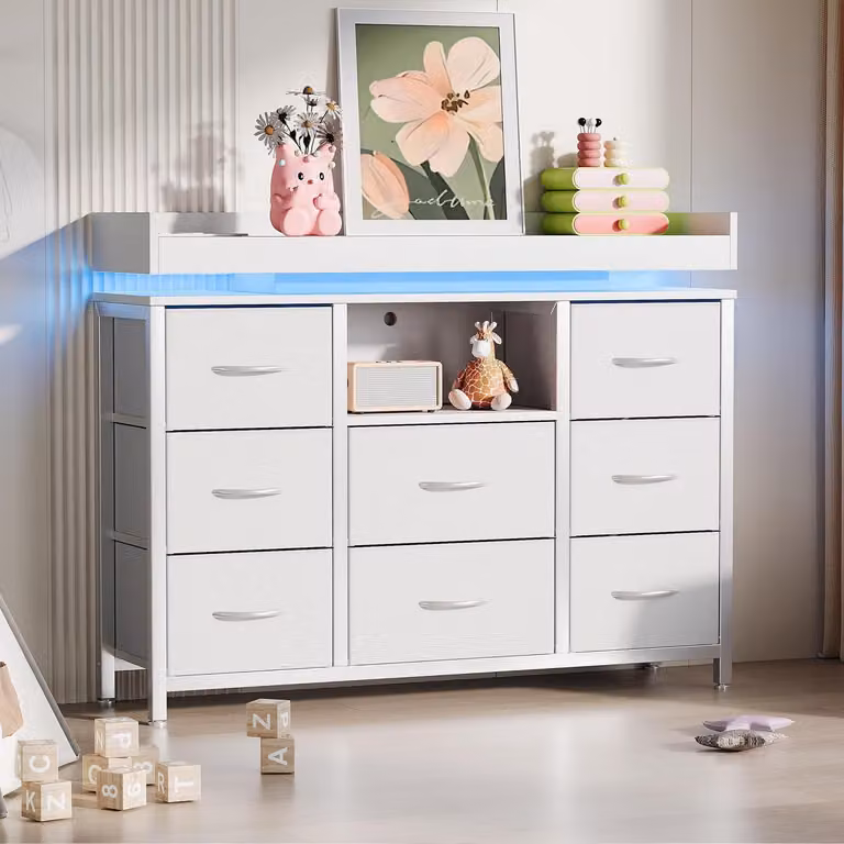 Comodino imbottito con 8 cassetti, struttura in metallo, piano in legno, illuminazione LED e porta USB, colore bianco