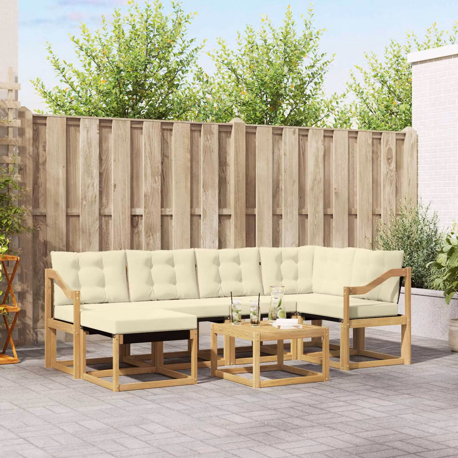 Set di divani da esterno vidaXL 7 pz a forma di U in legno di acacia con cuscini e tavolino, Bianco e Beige