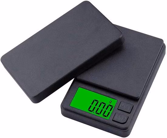 Bilance elettroniche con precisione da 0,01 g a 1000 g, display LCD, funzione di tara, struttura in metallo.
