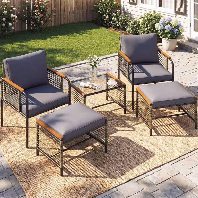 Set conversazione da esterno Costway in rattan grigio con tavolino in vetro temperato e 2 pouf con cuscini inclusi