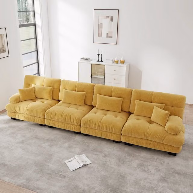 Divano modulare angolare OKWISH in ciniglia giallo con seduta profonda e cuscini decorativi L: 406 cm, P: 77 cm, H: 81 cm