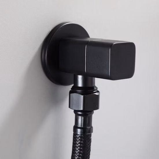Miscelatore angolare G1/2 per bagno e WC, in plastica nera