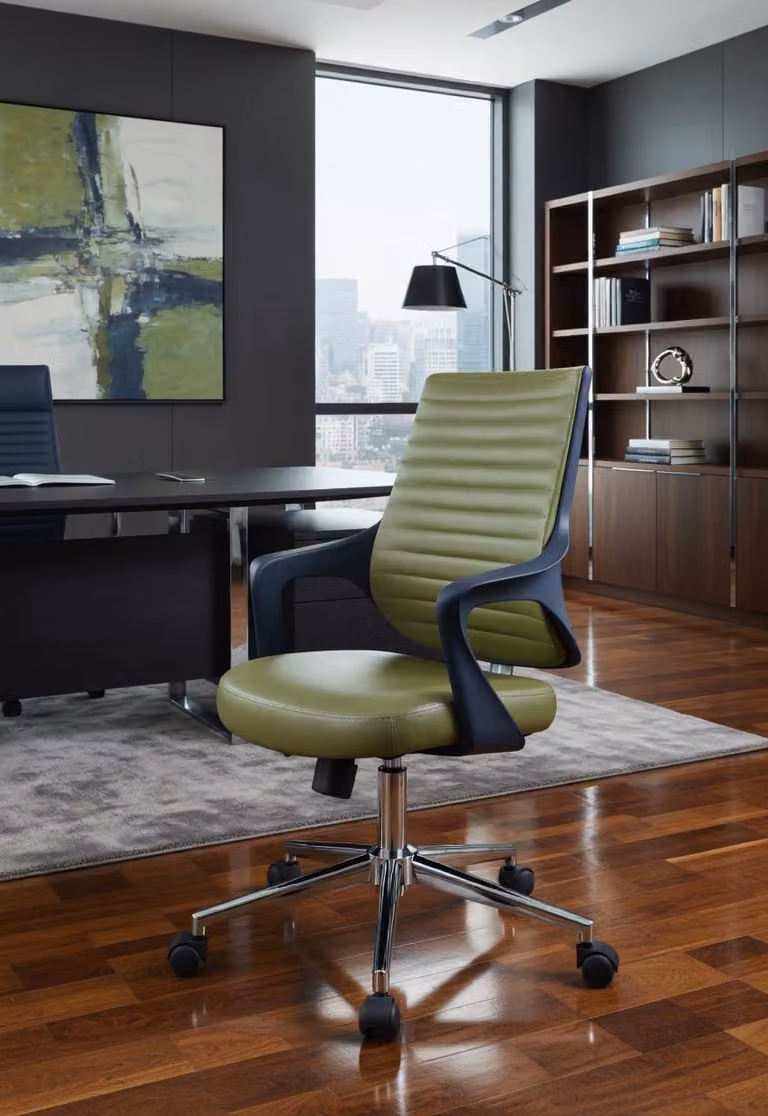 Sedia da ufficio ergonomica, rivestita in ecopelle e dotata di una solida struttura in metallo