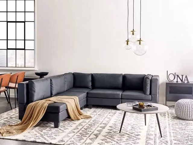 Divano componibile a 5 posti imbottito in tessuto nero gambe nere lato destro stile moderno