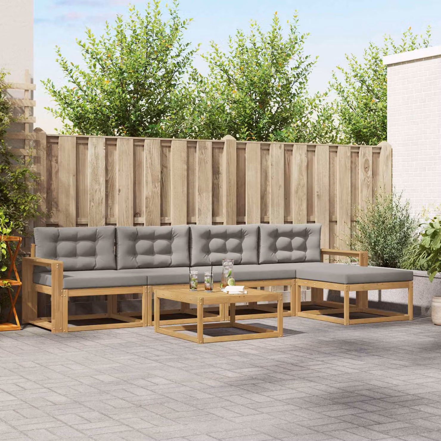 vidaXL Set di divani da esterno a L composto da 6 pezzi in legno di acacia con tavolino e pouf, Bianco e Grigio Chiaro
