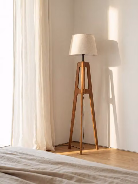 Lampada da terra Sail Kenay Home in legno e tessuto bianco e beige H: 158 cm, L: 40 cm, P: 40 cm – 1