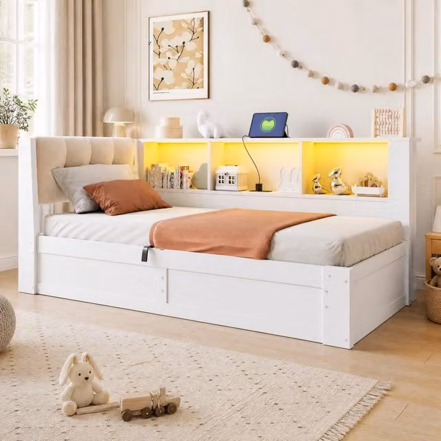 Letto giorno singolo 90x200 cm in legno di pino bianco con contenitore idraulico, LED dimmerabile e scaffale con porta USB