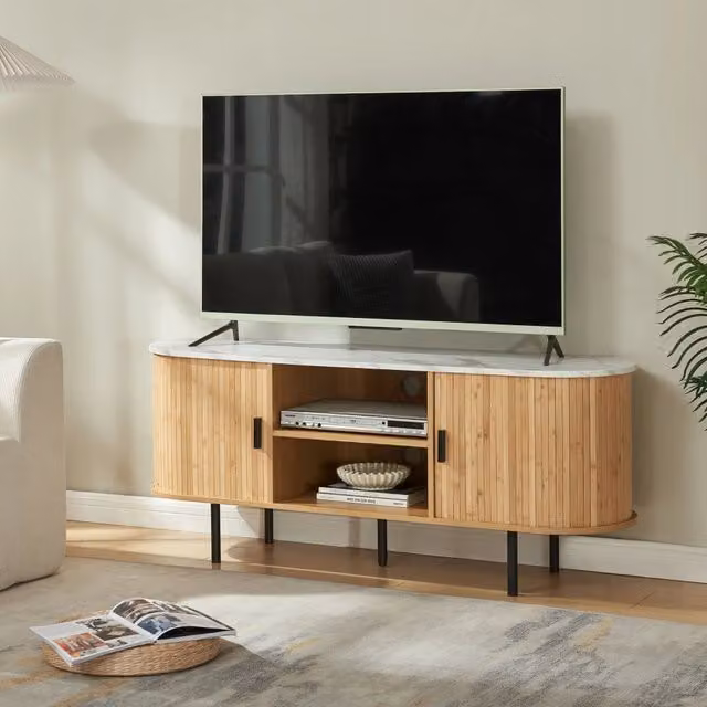 Mobile TV Tvedestrand en.casa con ante scorrevoli in bambù, effetto marmo bianco e naturale, L: 140 cm, P: 40 cm, H: 55 cm