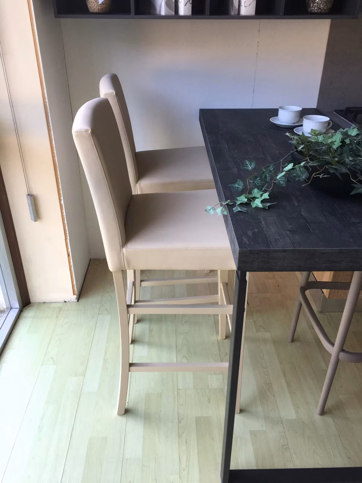Set di 2 sgabelli imbottiti in ecopelle beige con gambe in faggio laccato beige Mobili 2G L/P: 45 x 45 cm, H: 75-108 cm – 2
