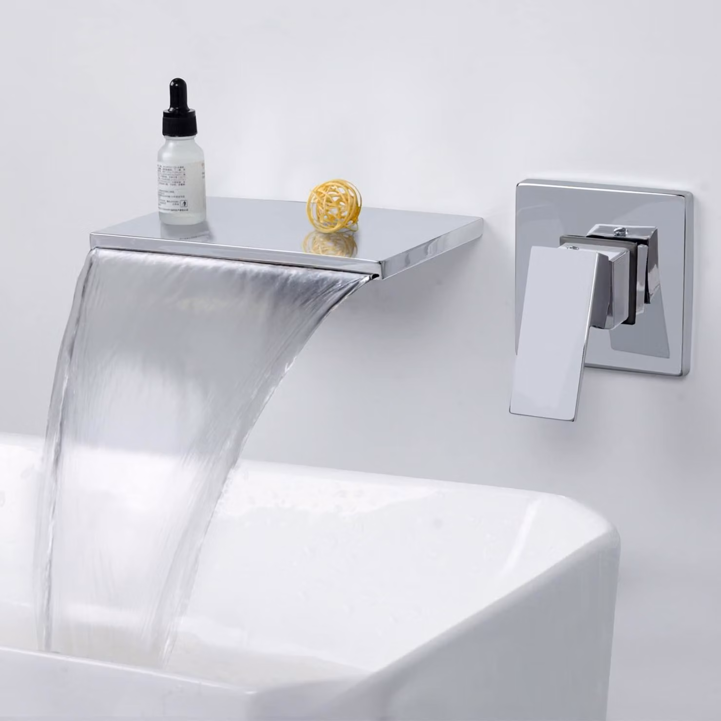 Miscelatore a parete a cascata con bocchetta di uscita da 20 cm