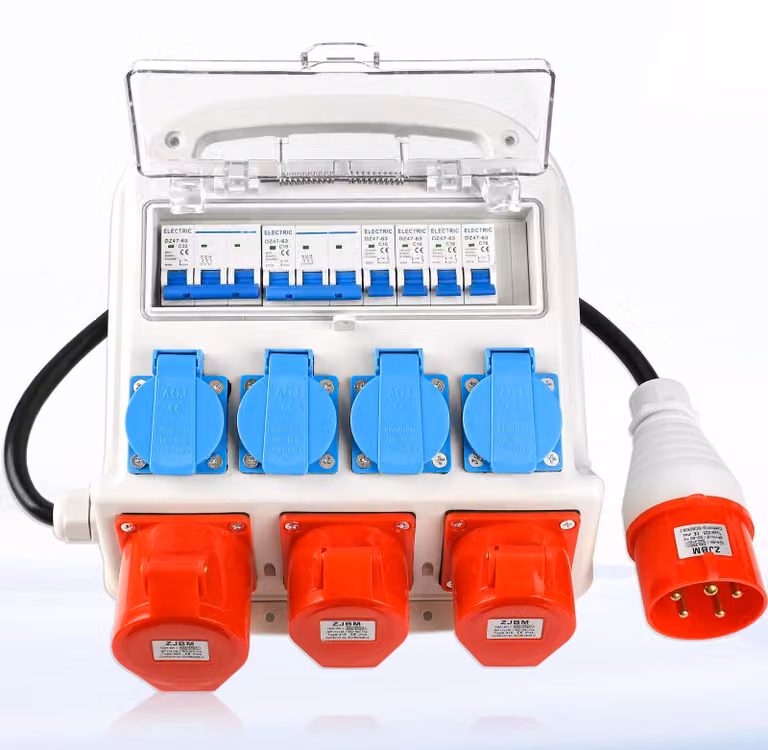 Distributore di corrente da cantiere con 4 prese Schuko da 230V e 2 prese CEE da 16A, grado di protezione IP67, resistente all'acqua