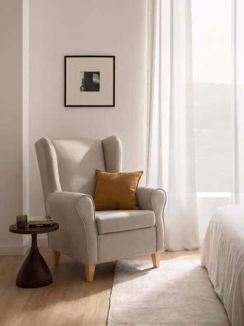 Poltrona imbottita Dan Kenay Home color beige con struttura in legno e braccioli per il tuo living o camera da letto – 1