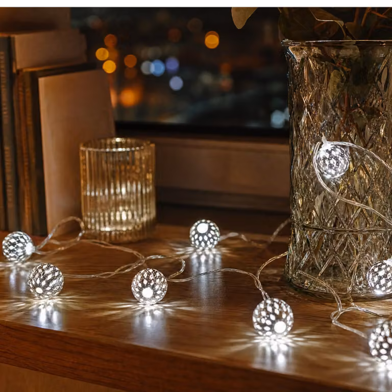 Catena luminosa a LED con 10 sfere argentate, lunghezza 0,9 metri, alimentazione a batteria, con timer