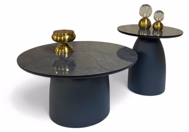 Tavolini realizzati con materiali di alta qualità combinati con un design scultoreo