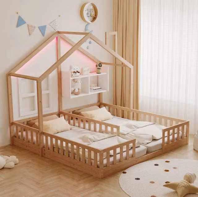 Letto per bambini in legno 90x200 cm con design a casa, illuminazione LED, sponde di sicurezza e ripiani, completo di rete a doghe