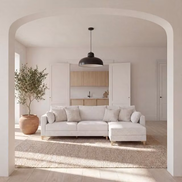 Divano chaise longue Maro Banak a 4 posti con configurazione a L e lato destro, rivestimento in tessuto bianco personalizzabile con cuscini inclusi e coperture rimovibili