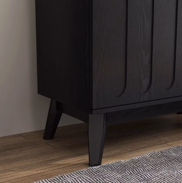 Buffet in stile Mid-Century con ante scanalate, ripiani regolabili e gambe in legno massiccio