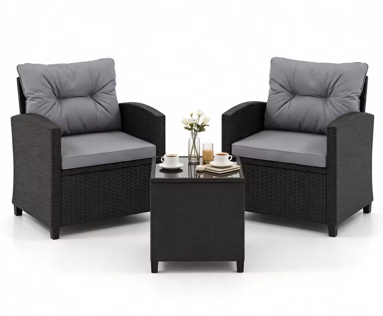 Set da giardino in rattan KOMFOTTEU, composto da 3 pezzi, ideale per terrazzi, balconi e piscine. Include un set di mobili da esterno con tavolo in vetro temperato e 2 poltrone con braccioli. Cuscini grigi inclusi