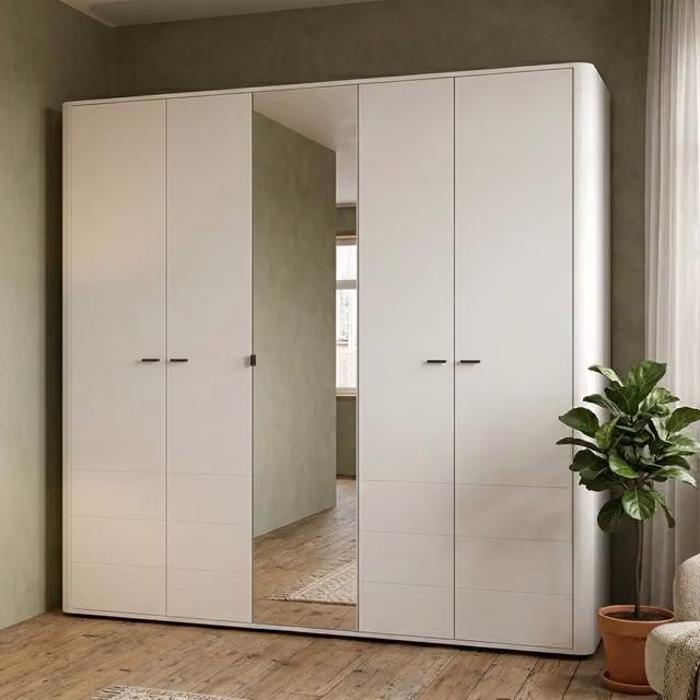 Armadio da camera da letto moderno DMORA con specchio e ripiani interni, Bianco e Beige, L: 224.5 cm, H: 211 cm, P: 225 cm