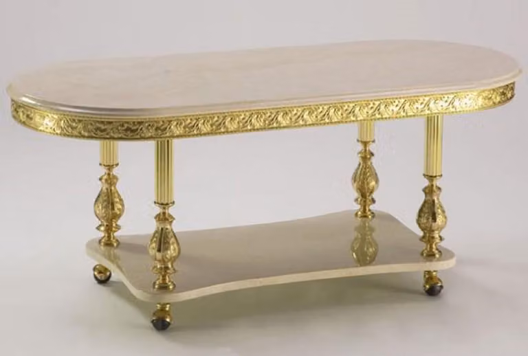Casa Padrino Tavolino barocco crema/oro 120 x 50 x h. 43 cm - Tavolino ovale da salotto in stile barocco con piano in marmo e rotelle - Mobili barocchi - Qualità lusso - Italy