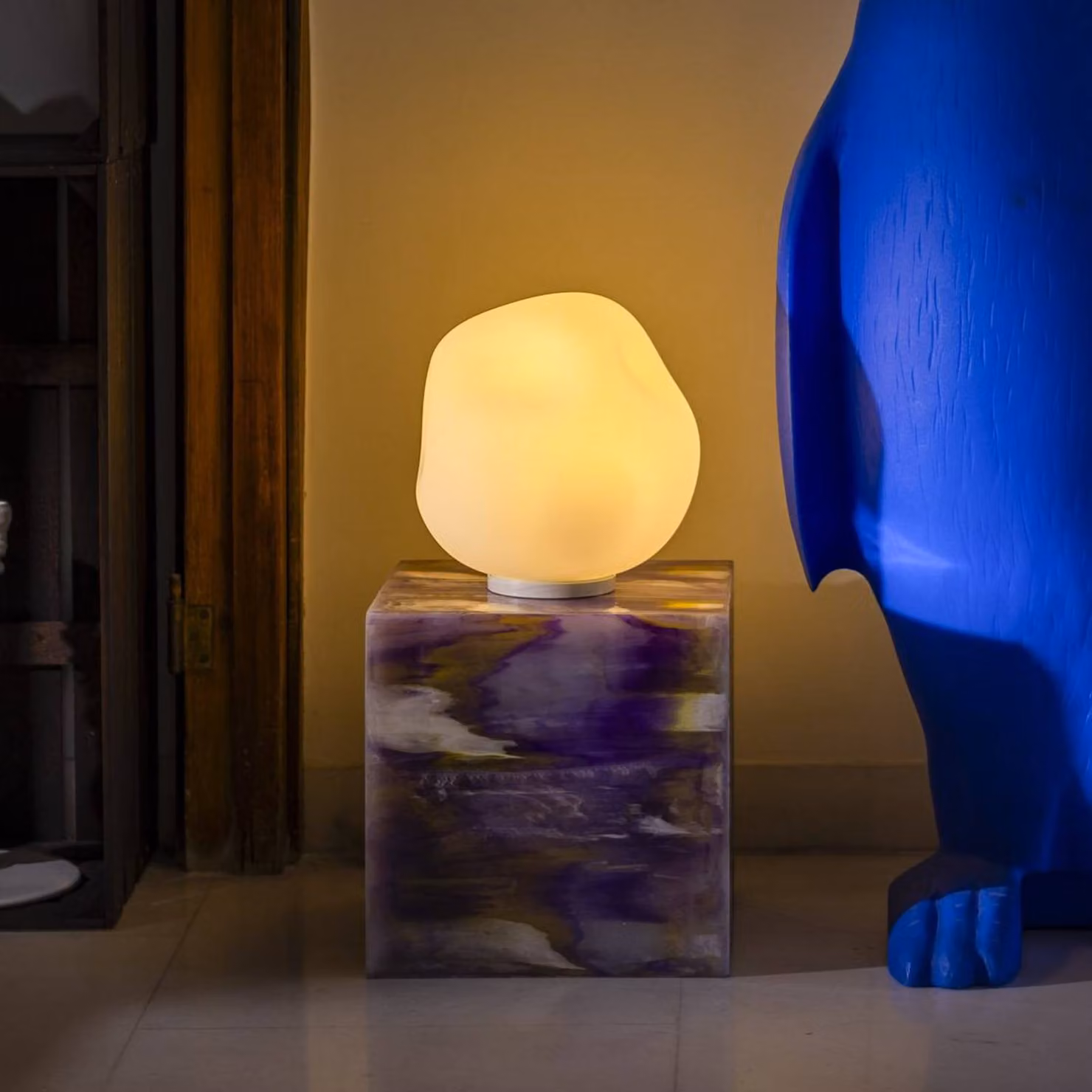 Foscarini Lampada da tavolo di design Hoba Media, Bianco / Opale, Soggiorno / Sala da pranzo, Vetro, Design, Lampada da tavolo