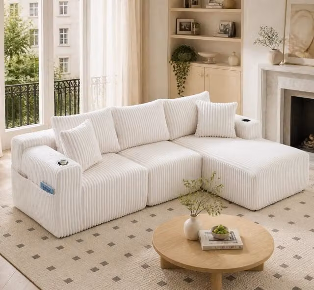 Divano modulare a L con penisola Vovees Living in velluto a coste beige, 3 posti, con portabicchieri e cuscini inclusi, Larghezza: 257 cm