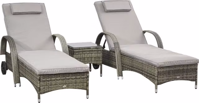 Set di 2 lettini prendisole Outsunny con tavolino in vetro e rattan grigio Aosom – 1